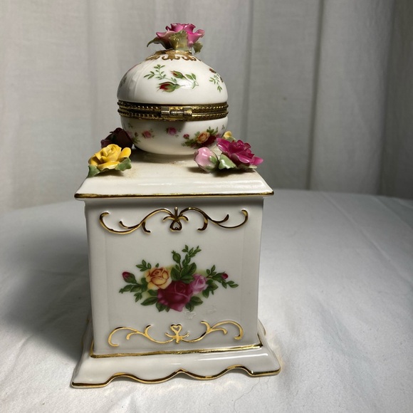 Royal Albert country Rose music box - Picture 4 of 7